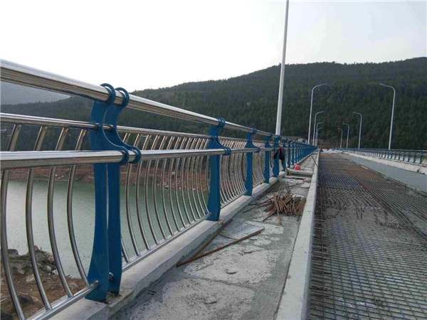 淮南不锈钢桥梁护栏的特点及其在桥梁安全中的重要作用