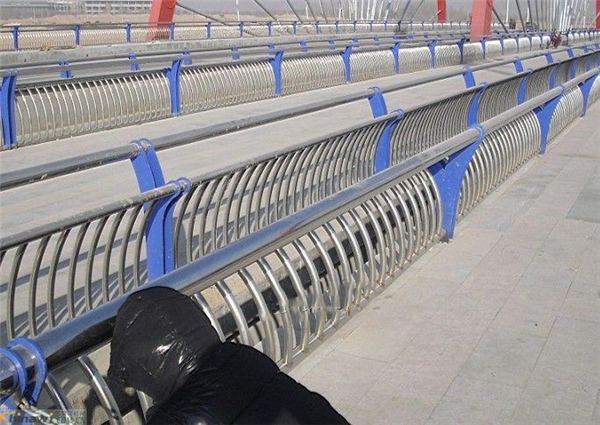 淮南不锈钢复合管护栏一种安全而耐用的防护解决方案