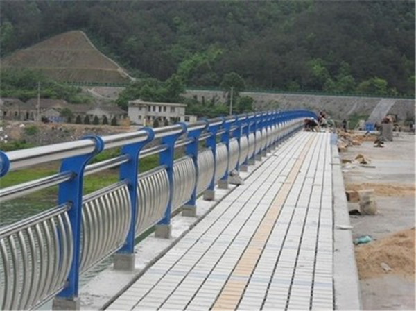 淮南不锈钢桥梁护栏的特性及其在现代建筑中的应用